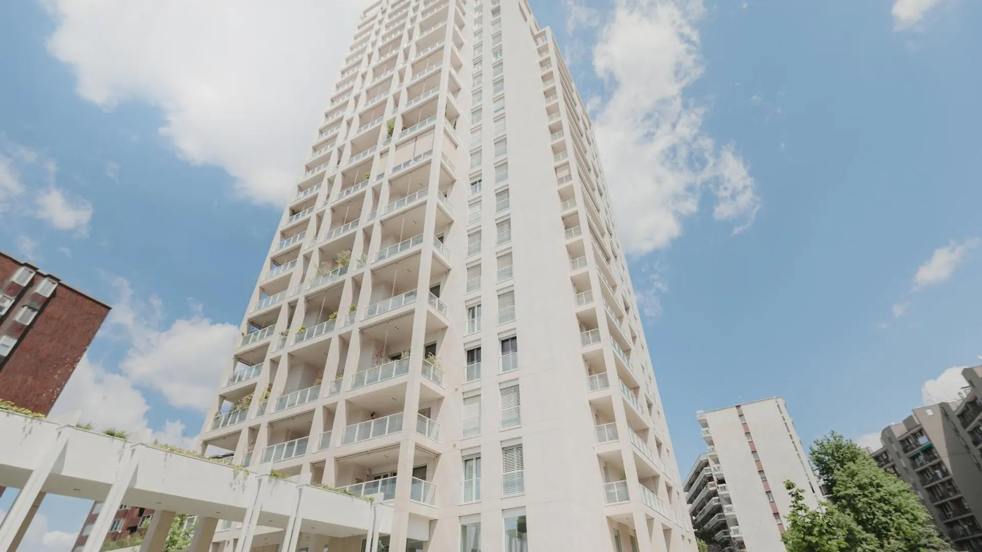 Gohost - Skyline Apartment Walking Distance From Central Station ميلان