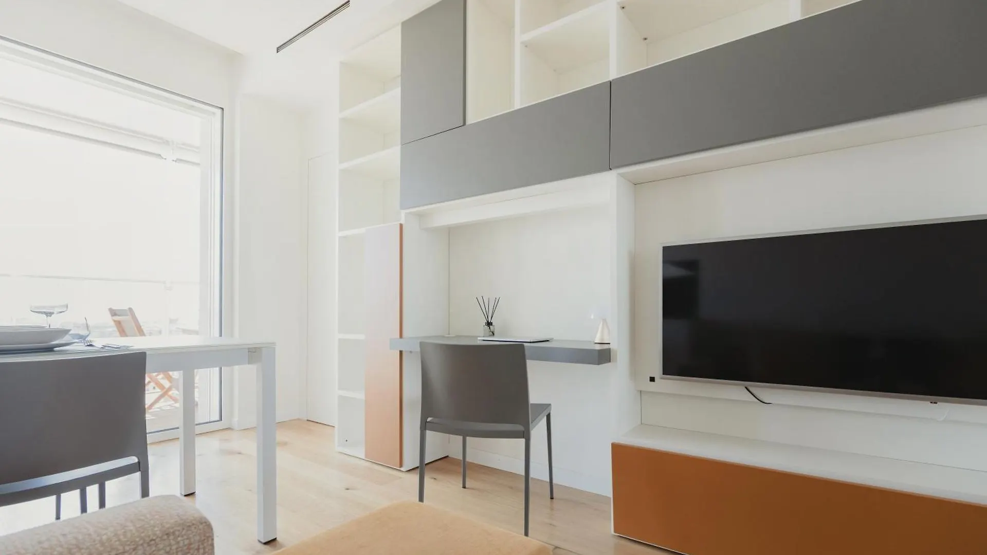 Gohost - Skyline Apartment Walking Distance From Central Station ميلان إيطاليا