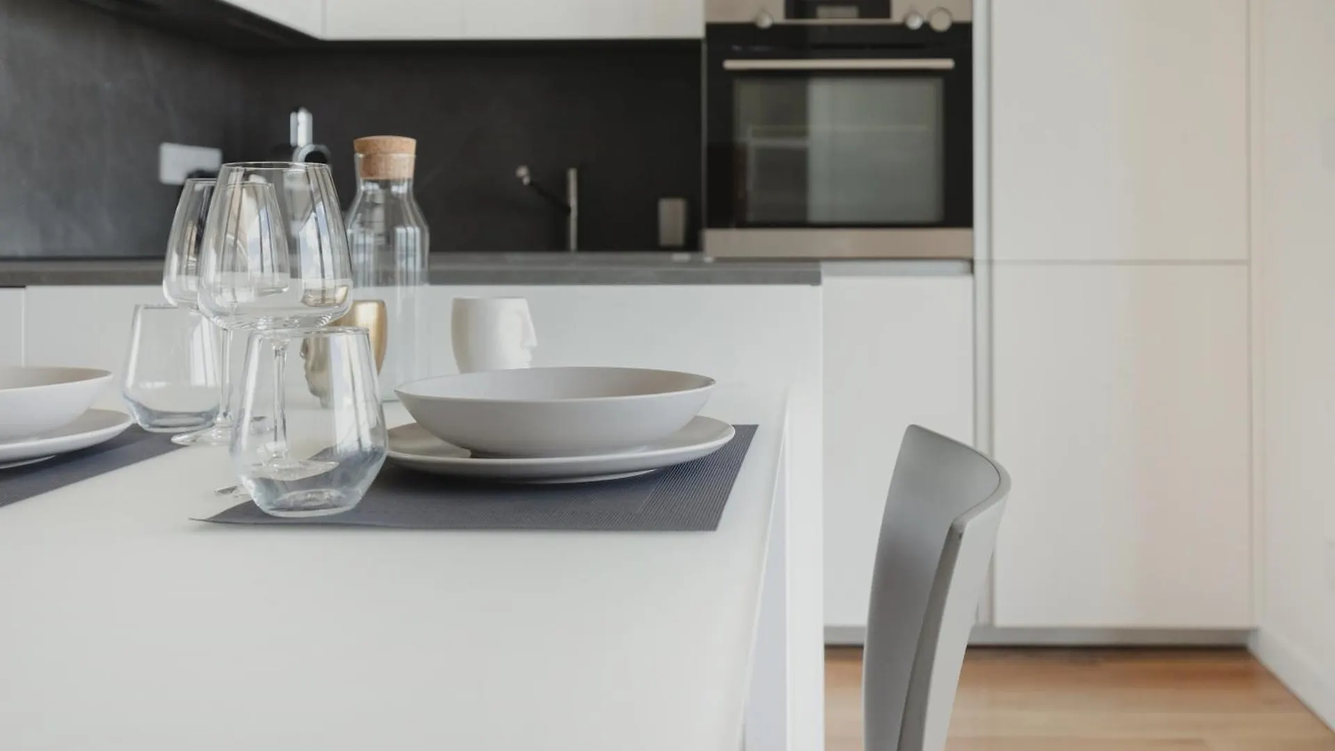 Gohost - Skyline Apartment Walking Distance From Central Station ميلان