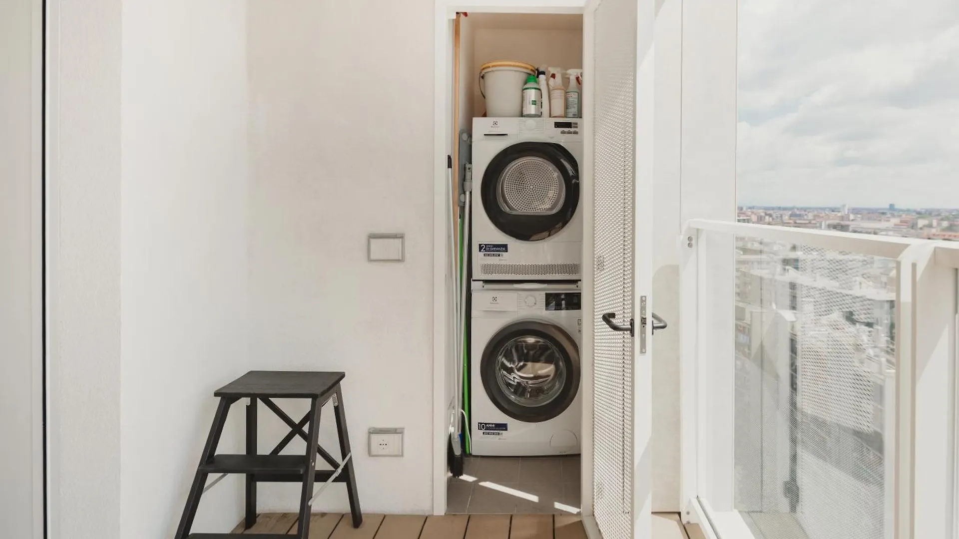 Gohost - Skyline Apartment Walking Distance From Central Station ميلان