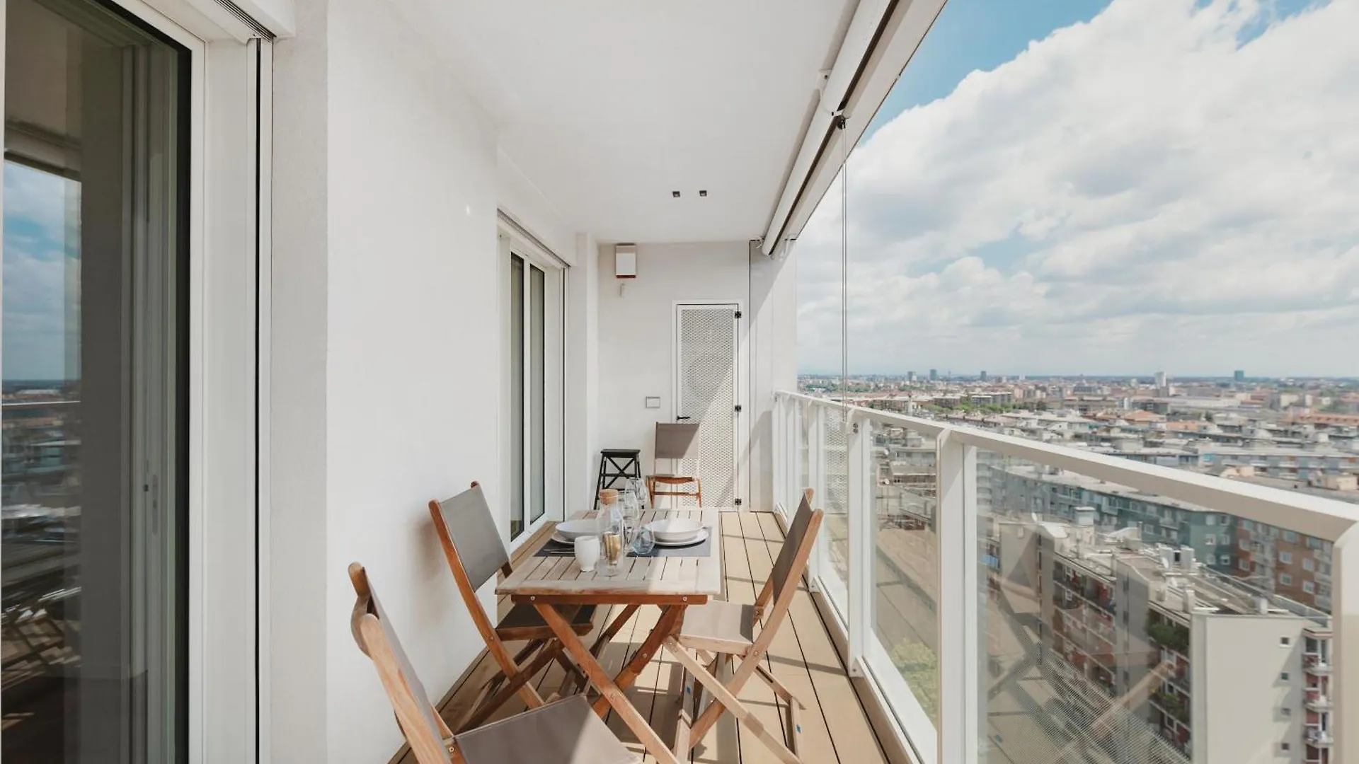 Gohost - Skyline Apartment Walking Distance From Central Station ميلان
