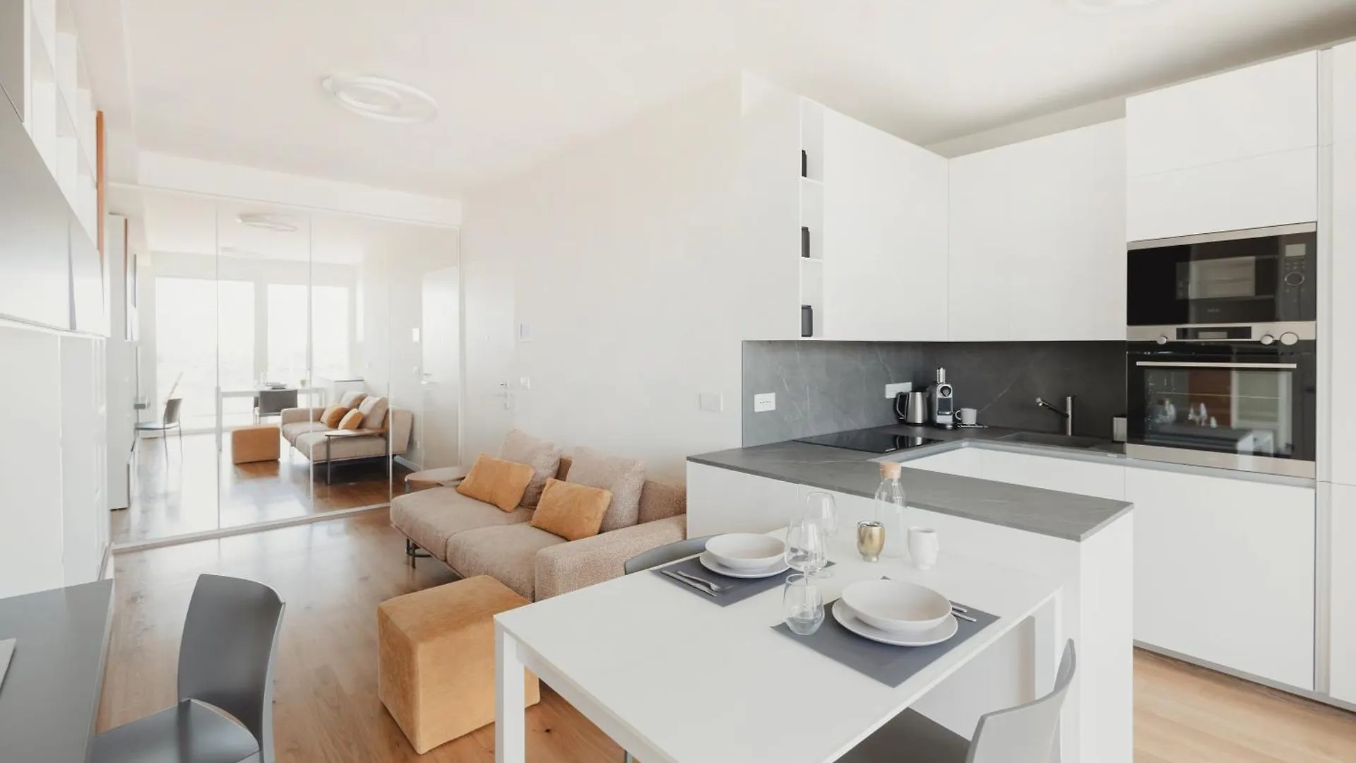 Gohost - Skyline Apartment Walking Distance From Central Station ميلان إيطاليا