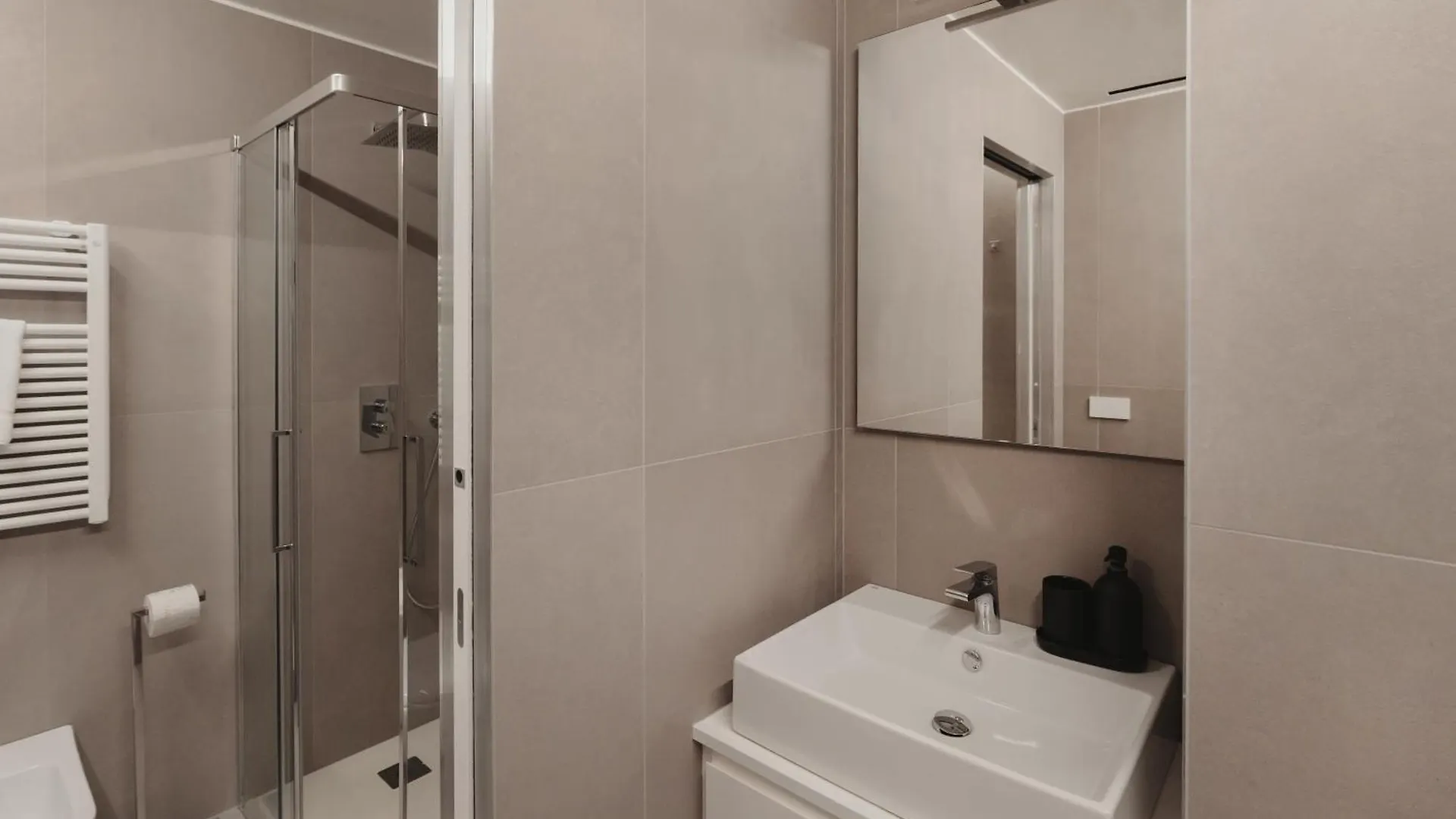Gohost - Skyline Apartment Walking Distance From Central Station ميلان